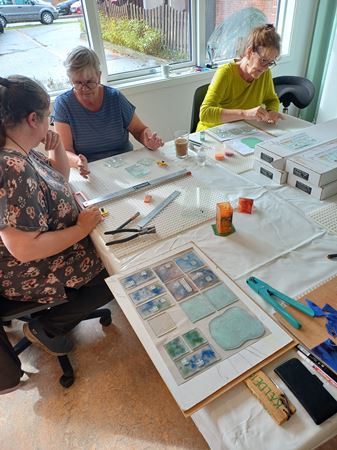 Produktion af glaskunst i Livskilden
