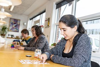 billede af borgere som spiller banko