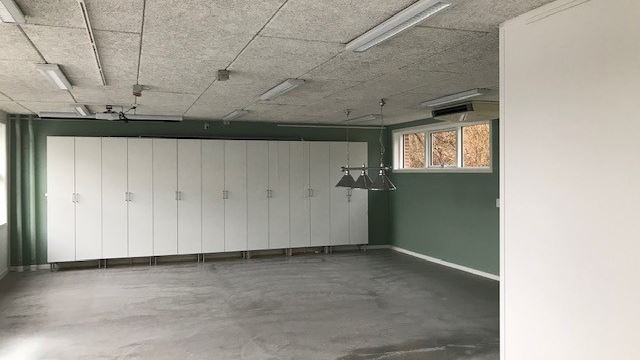 ny farve i fællesrummet billede af tomt rum, som er nymalet med grøn farve
