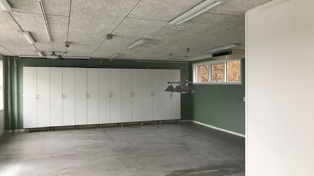 billede af tomt rum, som er nymalet med grøn farve